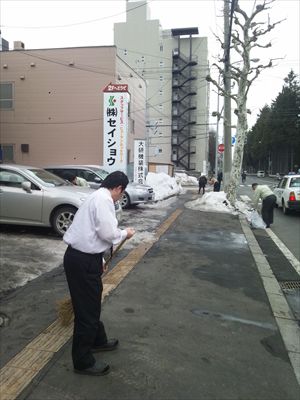 札幌本社の地域清掃活動（2013/04/02）