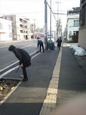 札幌本社の地域清掃活動（2013/04/09）