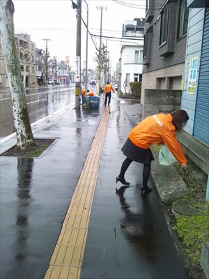 札幌本社の地域清掃活動（2013/04/30）