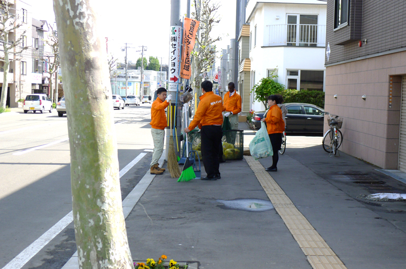 本社の地域清掃活動（2014/5/27）