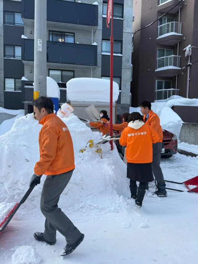 雪で埋もれていた消火栓をみんなで除雪し、救出しました🧯💨
万が一の際にすぐ使える状態を保つことも、地域の安全につながります。
これからも身近なところから行動していきます✨

#株式会社セイショウ
#人材派遣 #派遣 #求人
#北海道 #札幌 #苫小牧 #旭川 #函館
#雪 #snow #除雪 #雪かき
#冬 #winter #消火栓 #地域貢献